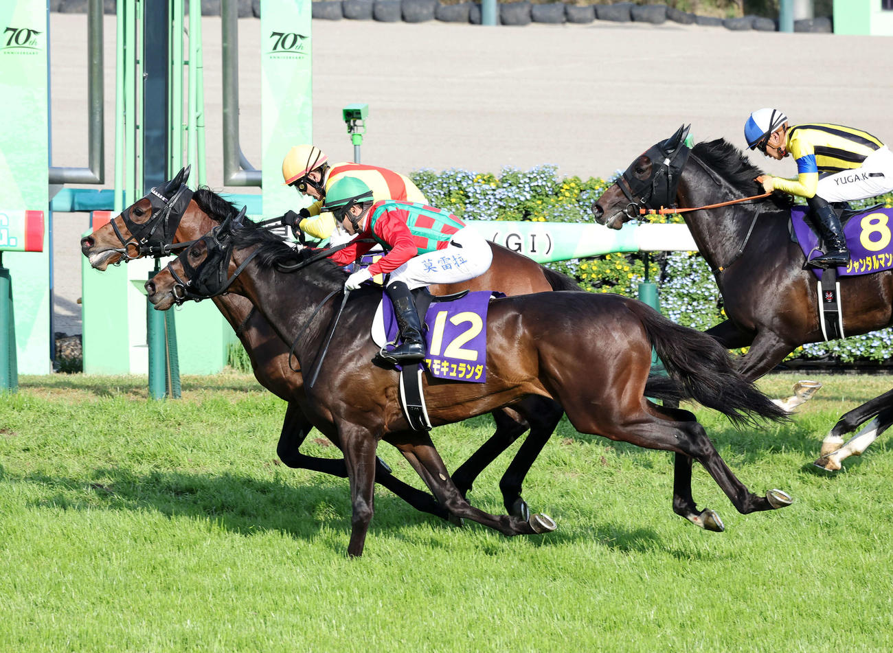 皐月賞を制したジャスティンミラノ（左後方）と戸崎圭太騎手（撮影・鈴木正人）