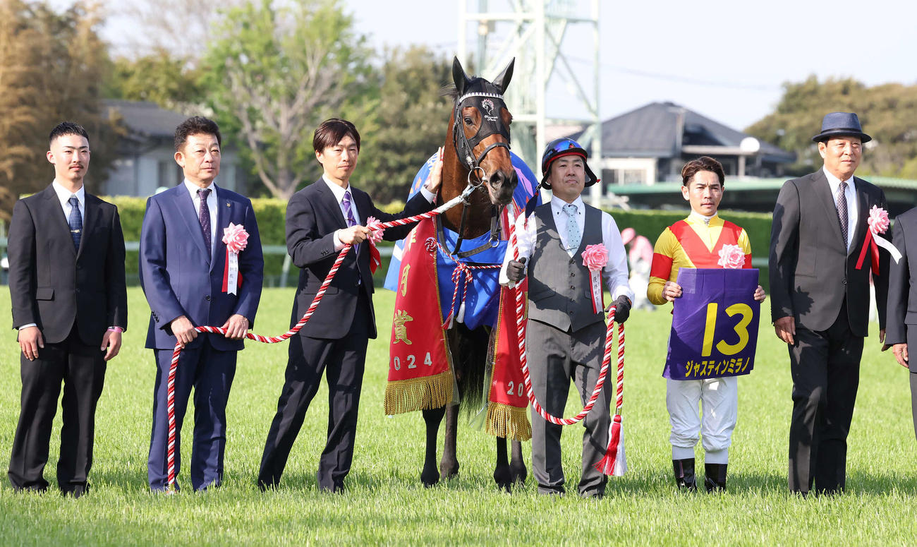 皐月賞を制したジャスティンミラノの口取りをする友道師（左から2人目）と戸崎騎手（右から2人目）