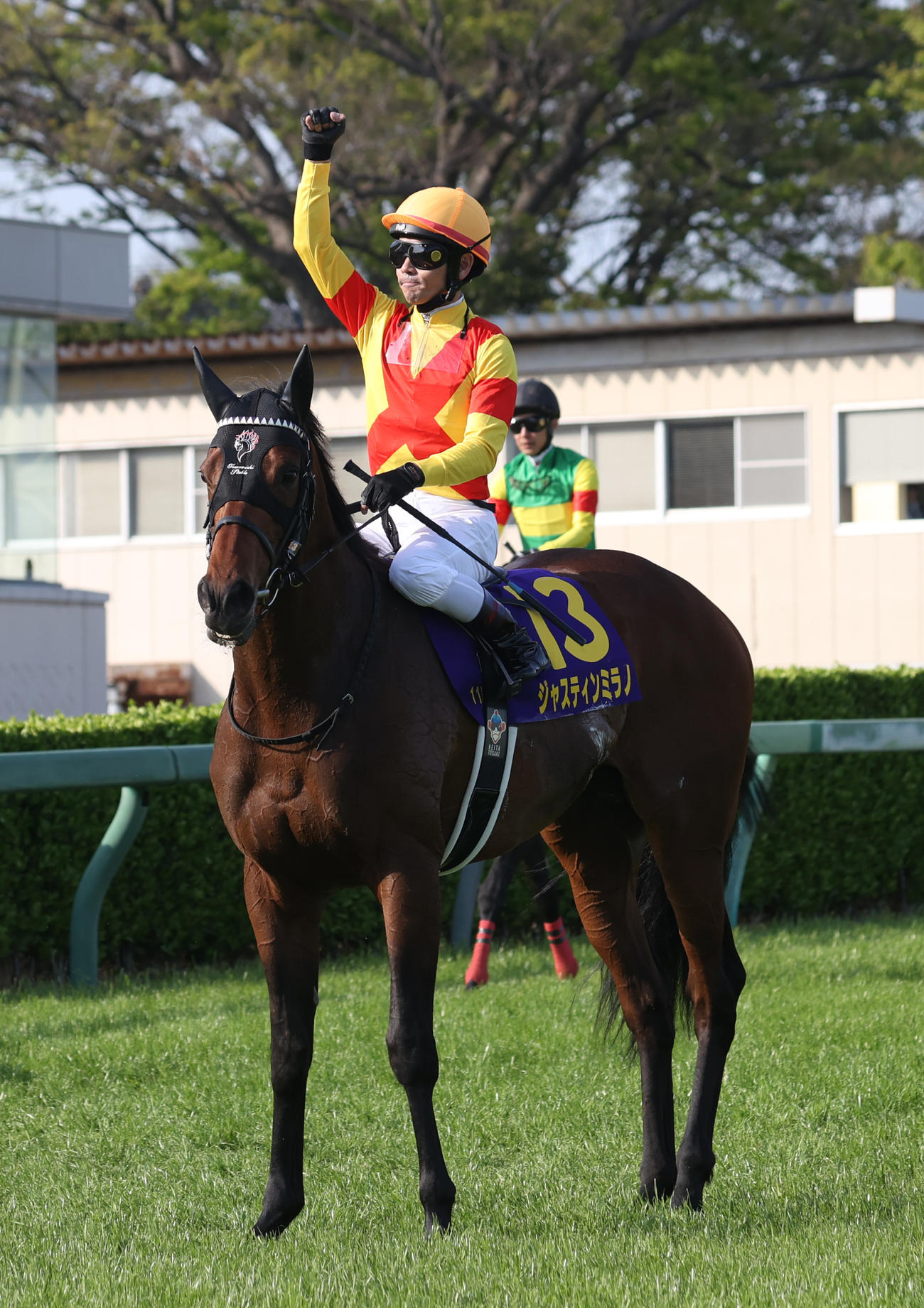 皐月賞を制したジャスティンミラノの戸崎騎手はガッツポーズする（撮影・柴田隆二）