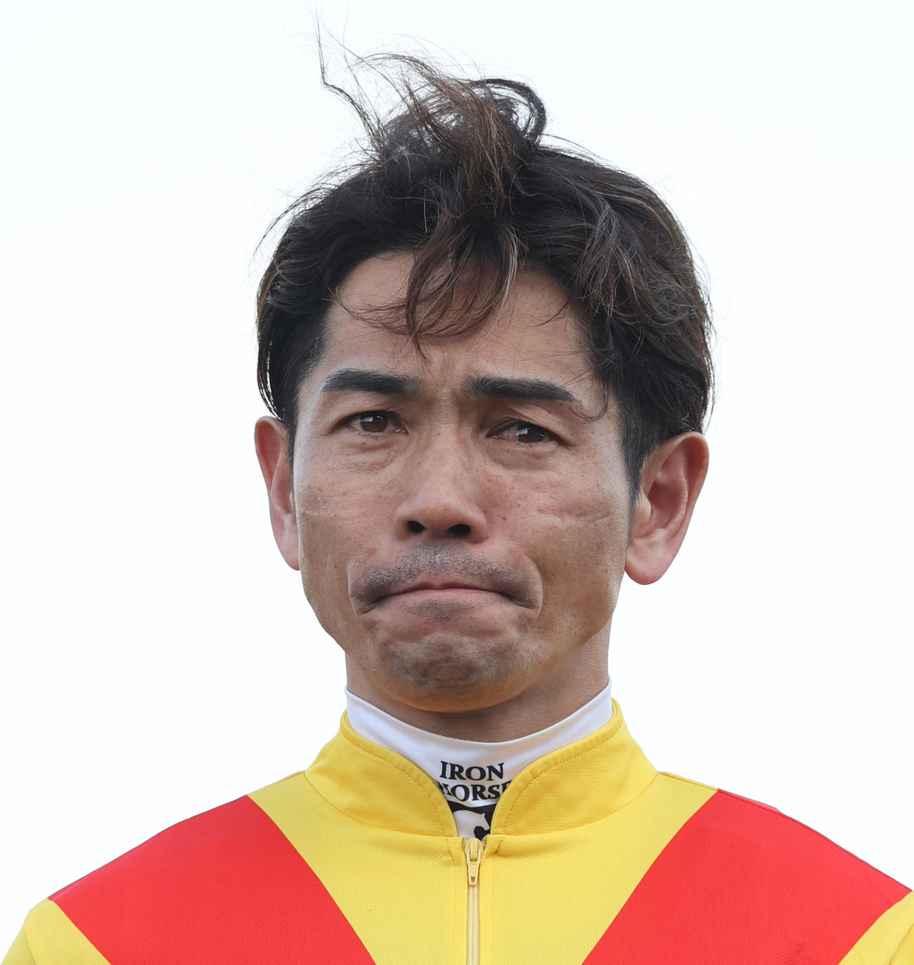 優勝騎手インタビューで涙ぐむ戸崎騎手（撮影・柴田隆二）