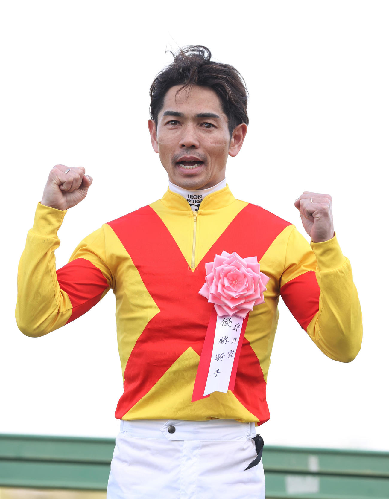 優勝騎手インタビューでガッツポーズする戸崎騎手（撮影・柴田隆二）