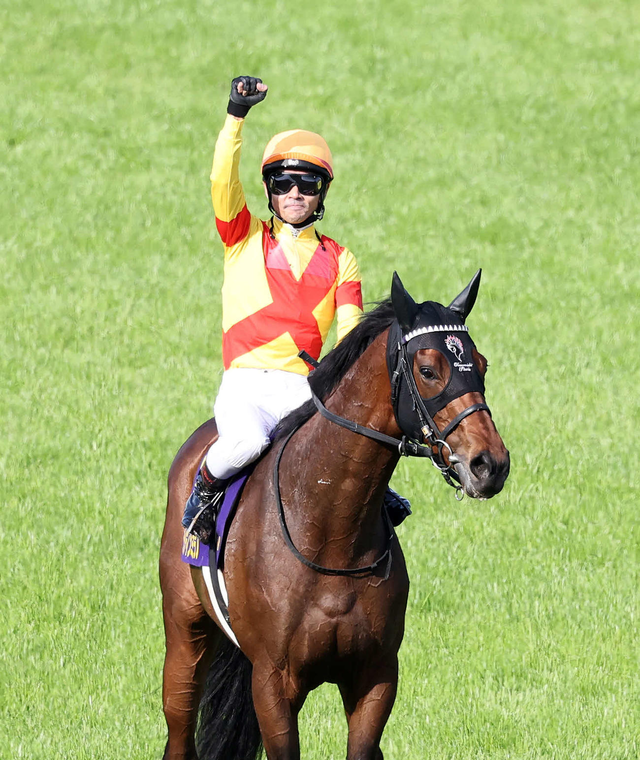 皐月賞を制したジャスティンミラノとガッツポーズする戸崎圭太騎手（撮影・鈴木正人）