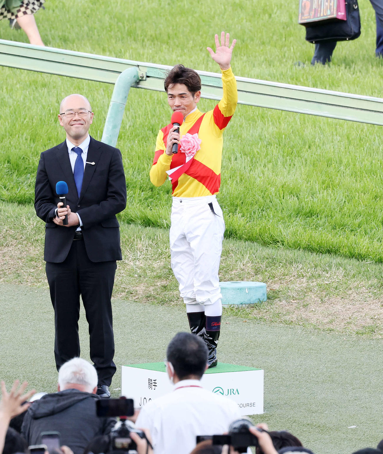 皐月賞を制しファンに手をふる戸崎圭太騎手（撮影・鈴木正人）