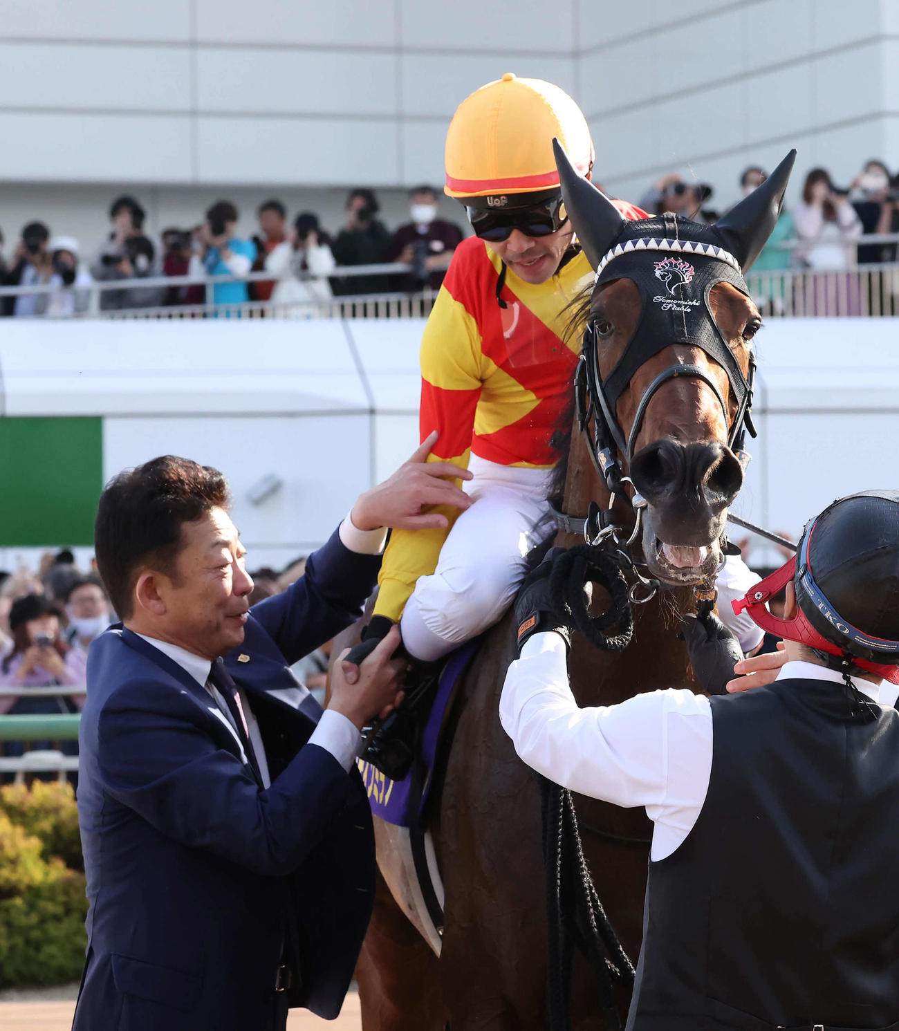 ジャスティンミラノで皐月賞を制した戸崎騎手と握手する友道師（撮影・丹羽敏通）