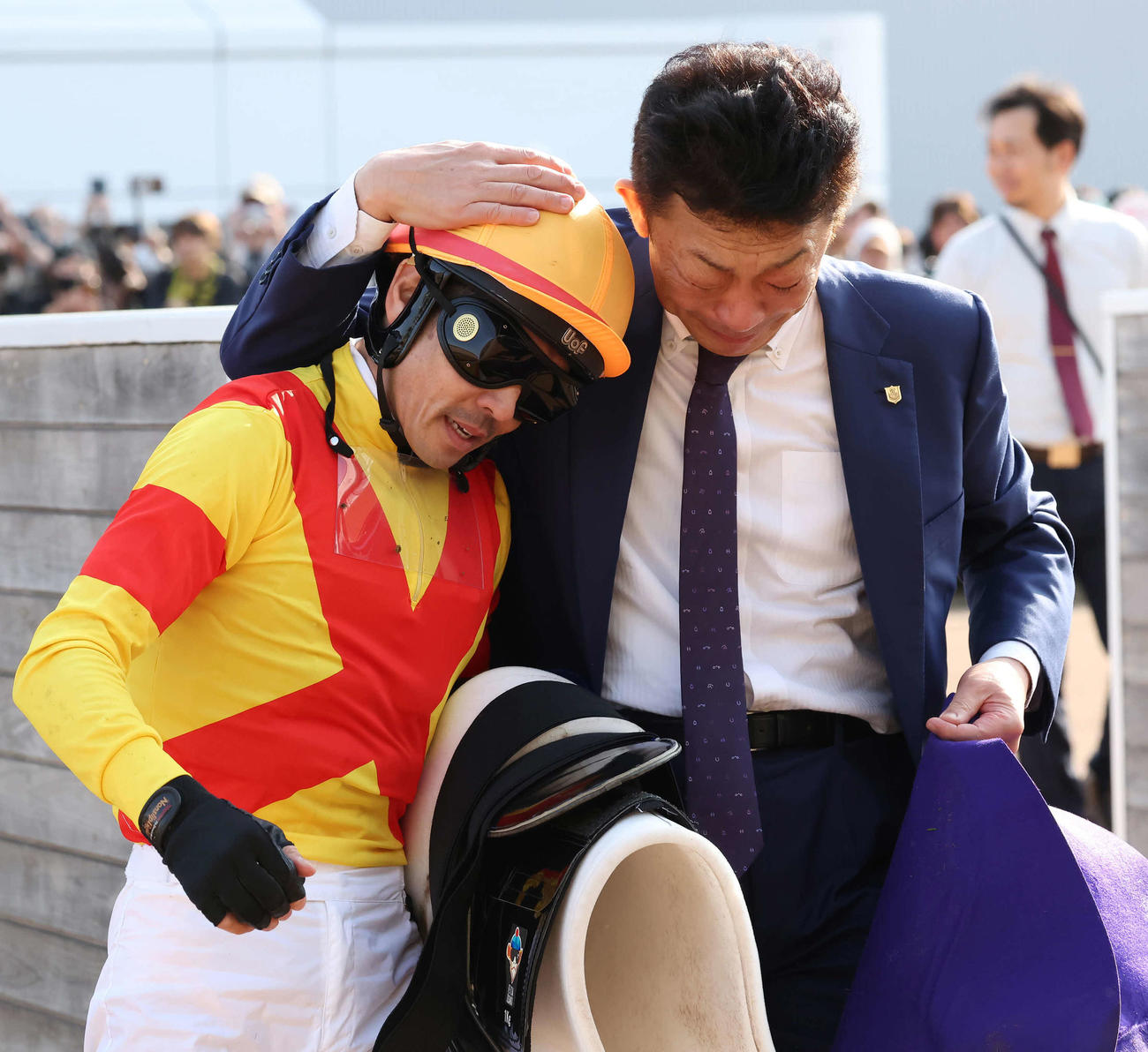 ジャスティンミラノで皐月賞を制した戸崎騎手を抱きしめる友道師（撮影・丹羽敏通）