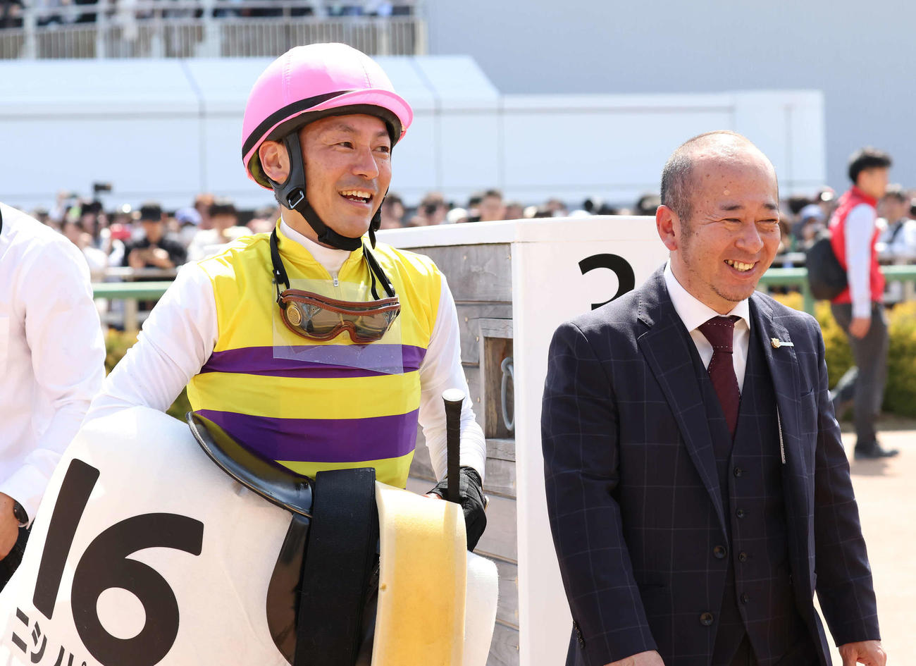 現役最後のレースとなった中山7R、ニシノピウモッソで2着だった勝浦騎手（左）と西田師