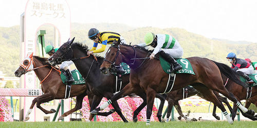 福島牝馬Sを制したステラリアと団野騎手(中央)。左は3着クリノプレミアム、右は2着ビッグリボン(撮影・足立雅史)=2023年4月22日、福島競馬場