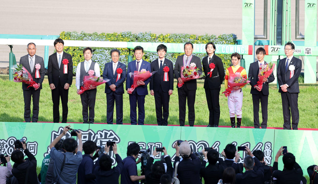 皐月賞を制し表彰されたジャスティンミラノの関係者と戸崎圭太騎手（撮影・鈴木正人）