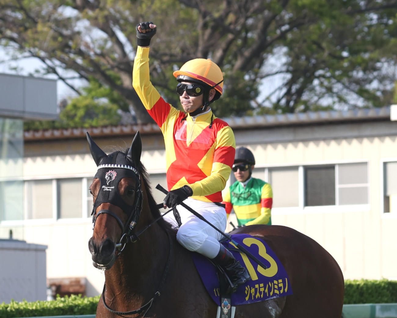 皐月賞を制したジャスティンミラノの戸崎騎手はガッツポーズする（撮影・柴田隆二）
