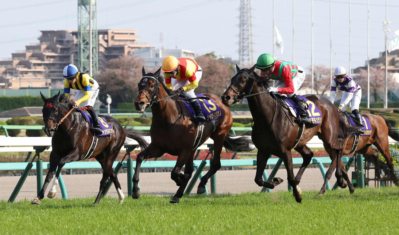 中山11R、皐月賞を制したジャスティンミラノと戸崎騎手（中央）。左は3着ジャンタルマンタル、右は2着コスモキュランダ（撮影・丹羽敏通）