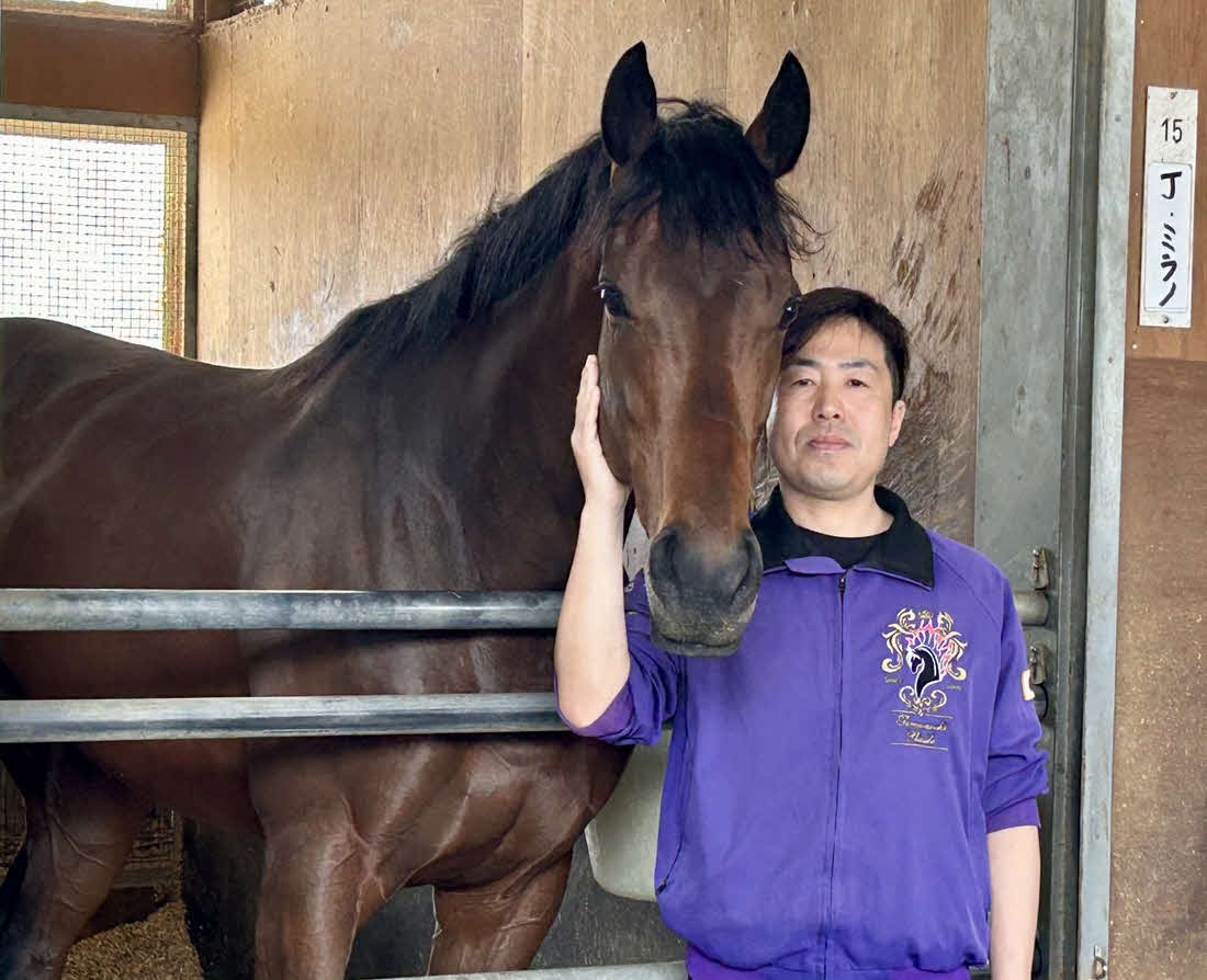 皐月賞制覇後、栗東トレセンで変わりない様子を見せるジャスティンミラノと担当の山田助手