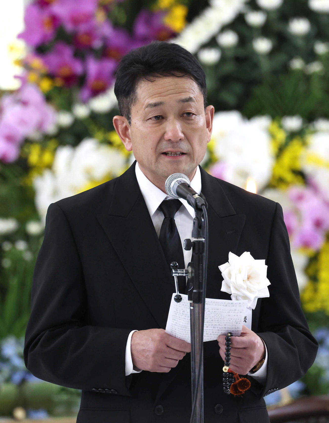 故藤岡康騎手の合同葬であいさつする父の藤岡師（撮影・白石智彦）