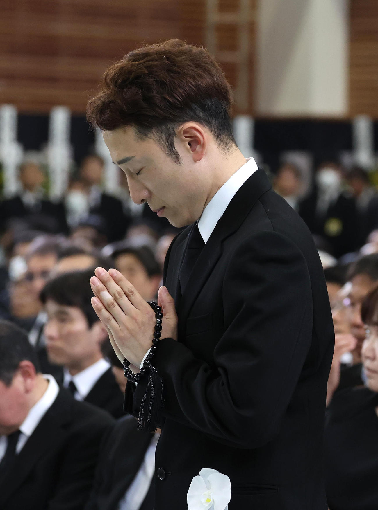 故藤岡康騎手の合同葬で焼香台の前で合掌する兄の藤岡佑騎手（撮影・白石智彦）