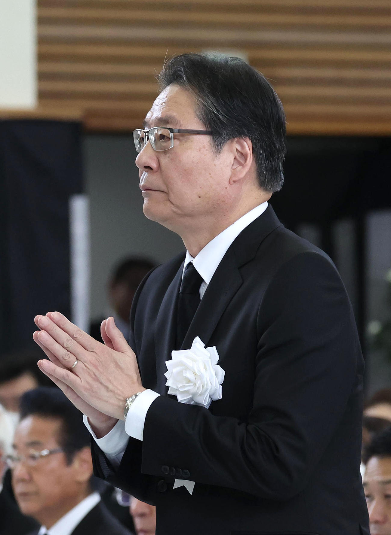 故藤岡康騎手の合同葬で焼香台の前で合掌するJRA吉田正義理事長（撮影・白石智彦）