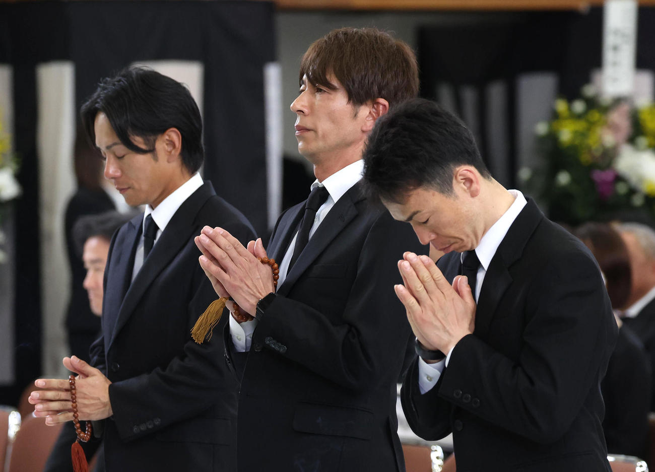 故藤岡康騎手の合同葬で焼香台の前で合掌する左から、浜中騎手、和田竜騎手、北村宏騎手（撮影・白石智彦）