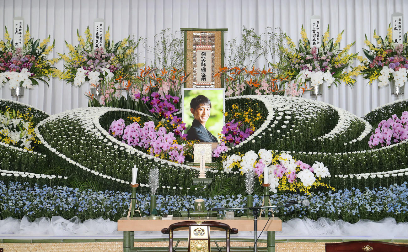 故藤岡康騎手の合同葬の祭壇（撮影・白石智彦）