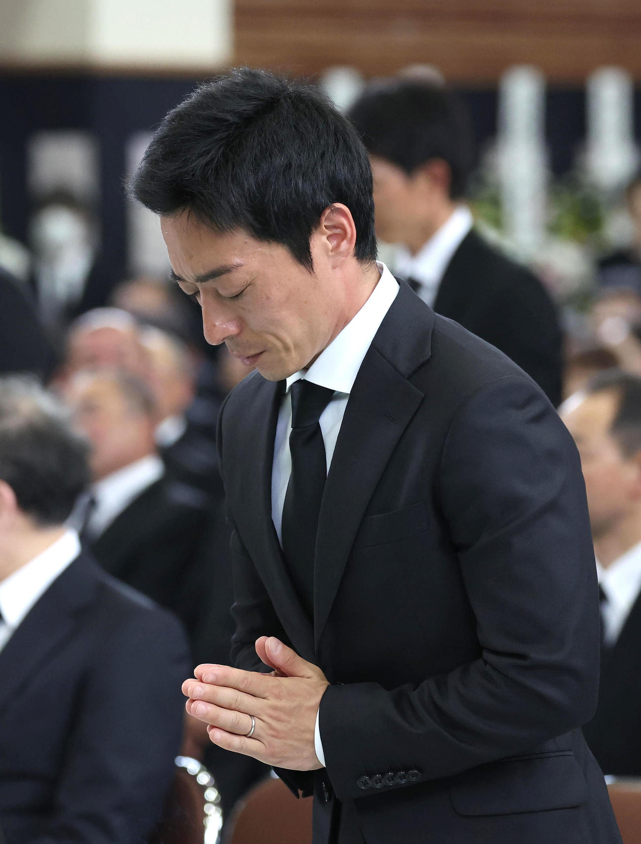 故藤岡康騎手の合同葬で焼香台の前で合掌する川田騎手（撮影・白石智彦）