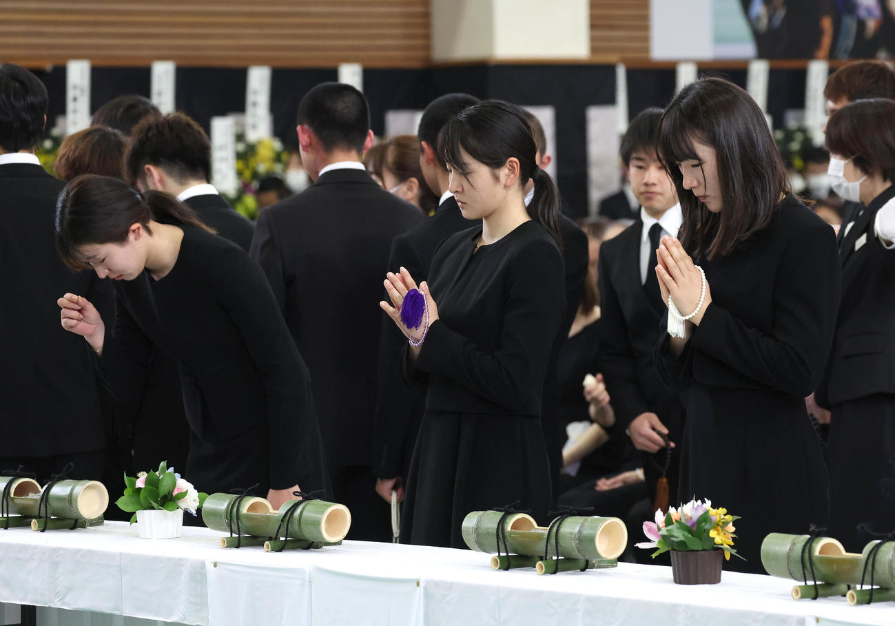 故藤岡康騎手の合同葬で左から、焼香する今村騎手、合掌する古川奈騎手、永島騎手騎手（撮影・白石智彦）