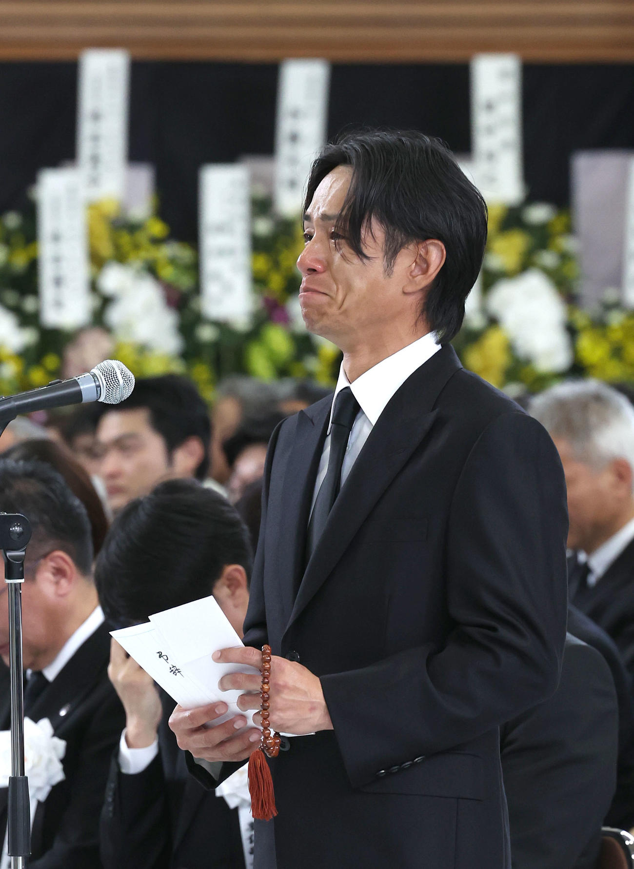 故藤岡康騎手の合同葬で涙を流しながら弔辞を述べる浜中騎手
