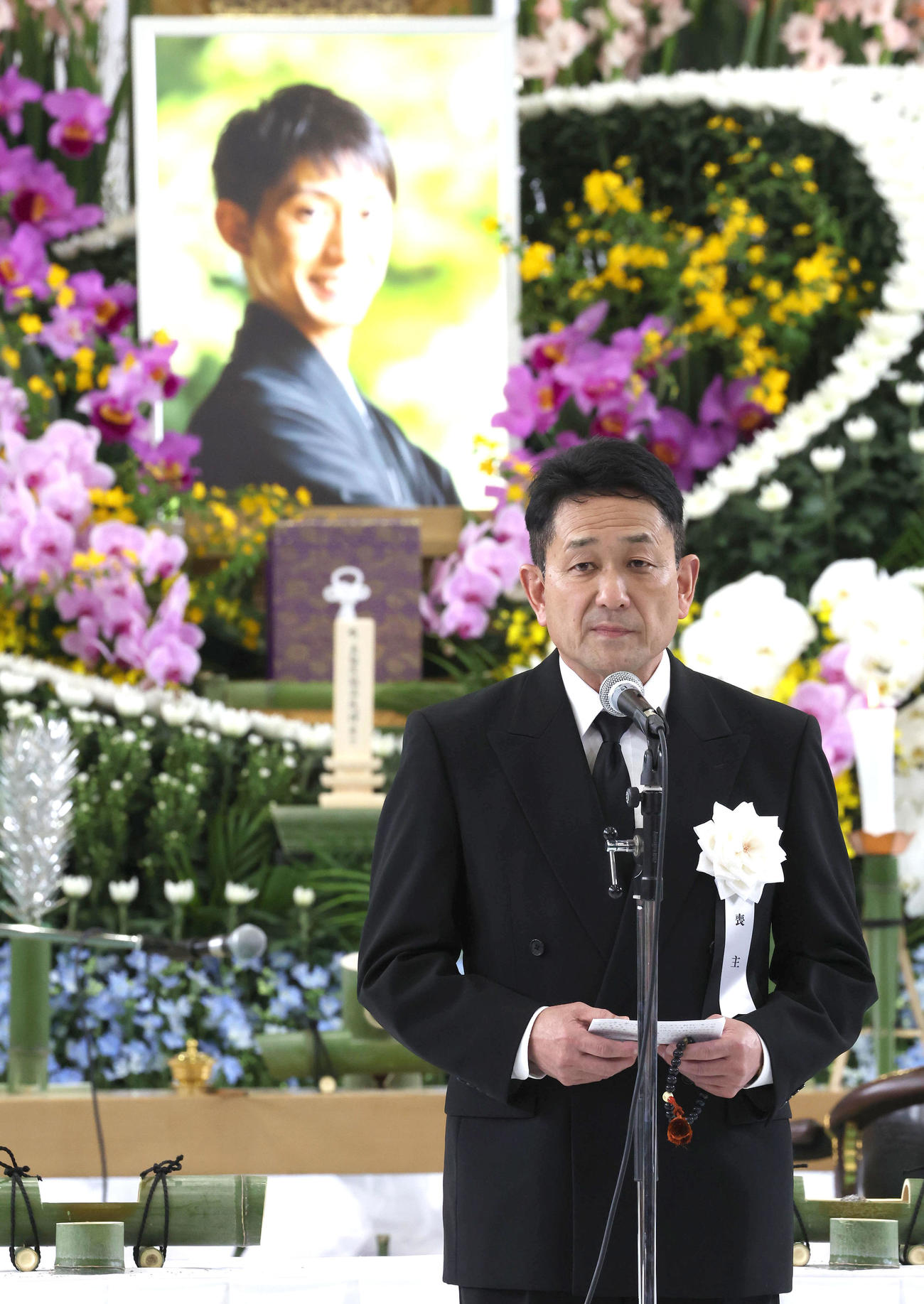 故藤岡康騎手の合同葬であいさつする父の藤岡師（撮影・白石智彦）