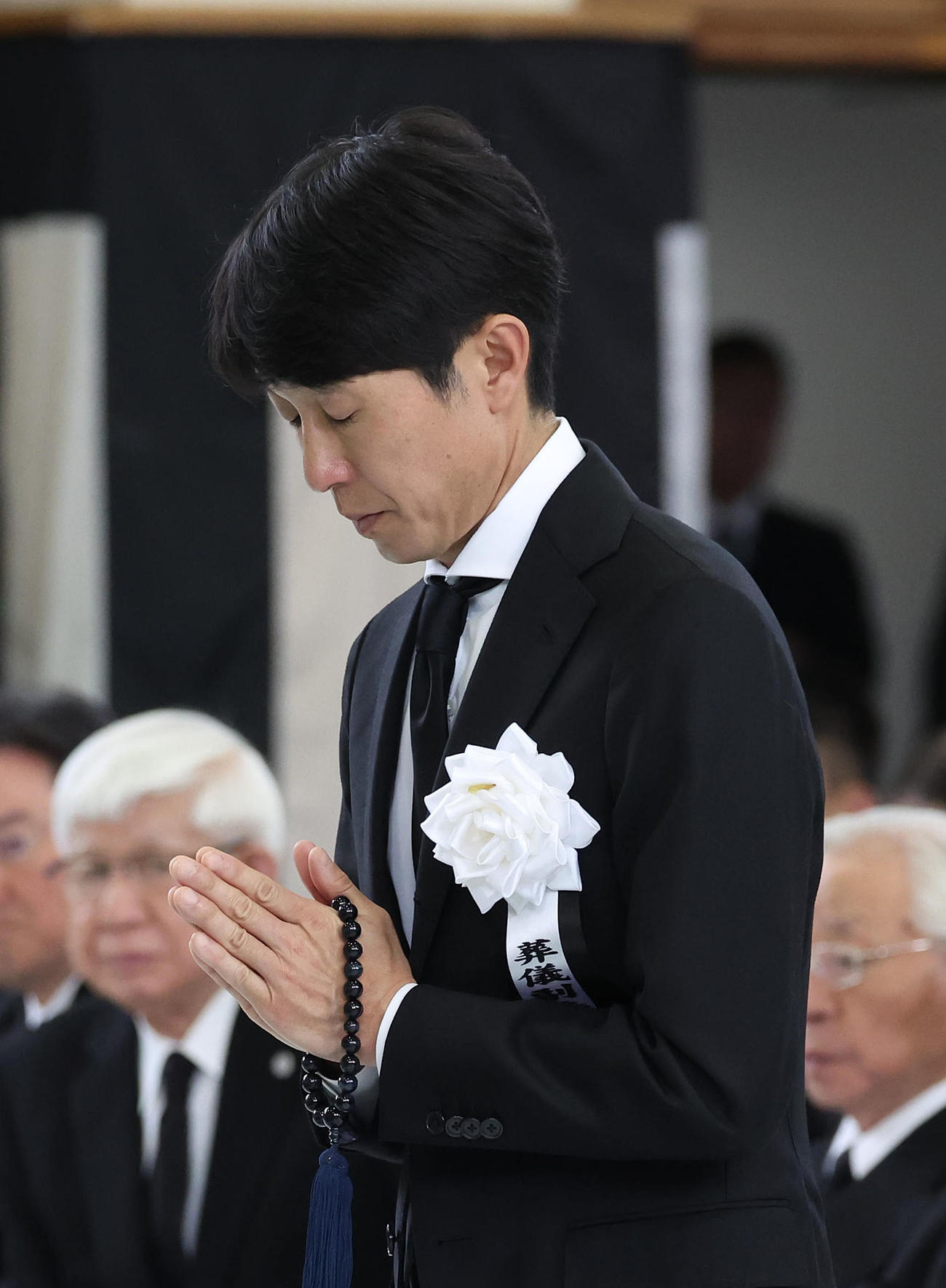 故藤岡康騎手の合同葬で焼香台の前で合掌する武豊騎手（撮影・白石智彦）