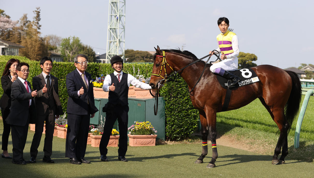 14日、ドゥラメンテCを制したセイウンプラチナと武豊騎手、初勝利の千葉師（左から3人目）