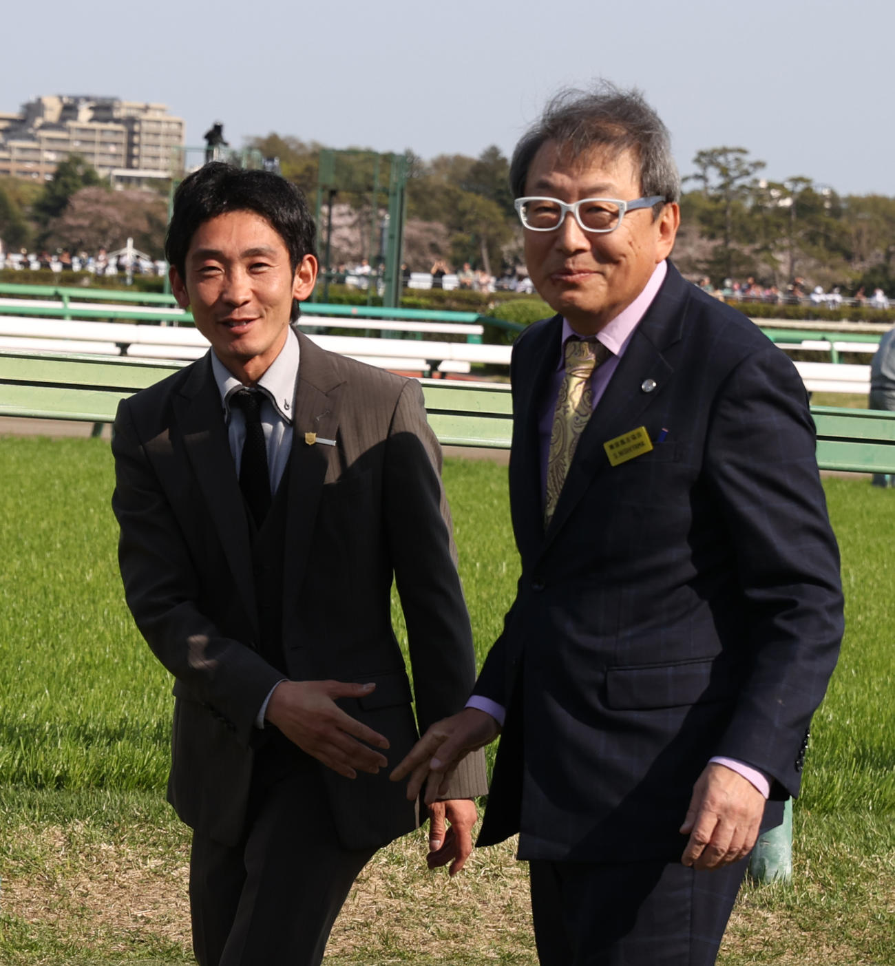 ドゥラメンテCを制したセイウンプラチナの千葉直人調教師（左）は西山茂行オーナーと握手