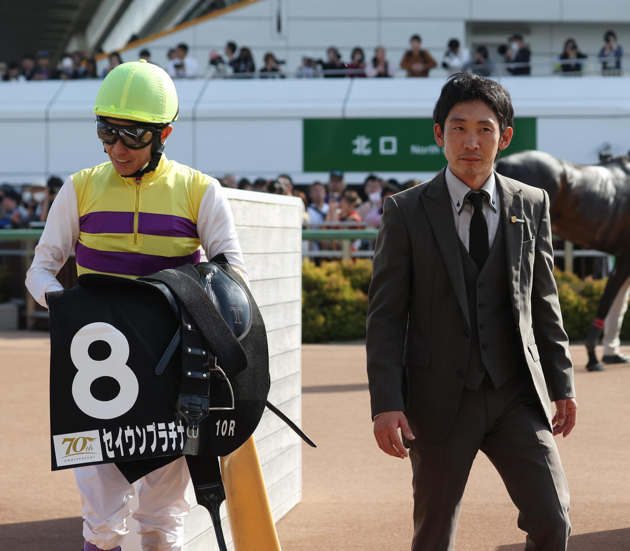 14日、ドゥラメンテCを制したセイウンプラチナの武豊騎手（左）と初勝利の千葉師