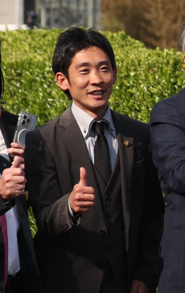 14日、セイウンプラチナでドゥラメンテCを制し初勝利の千葉調教師