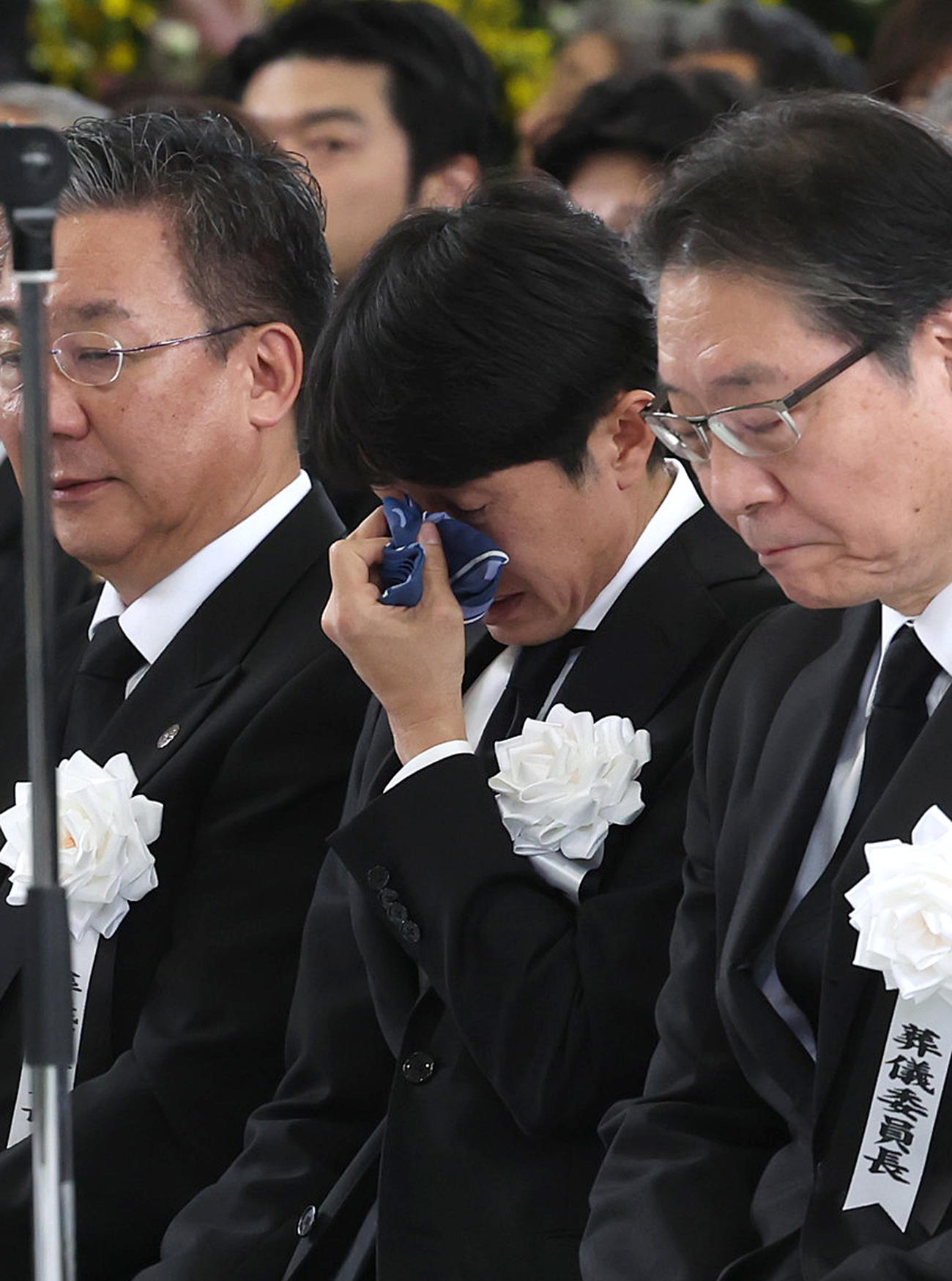 故藤岡康騎手の合同葬で目頭をハンカチで押さえる武豊騎手