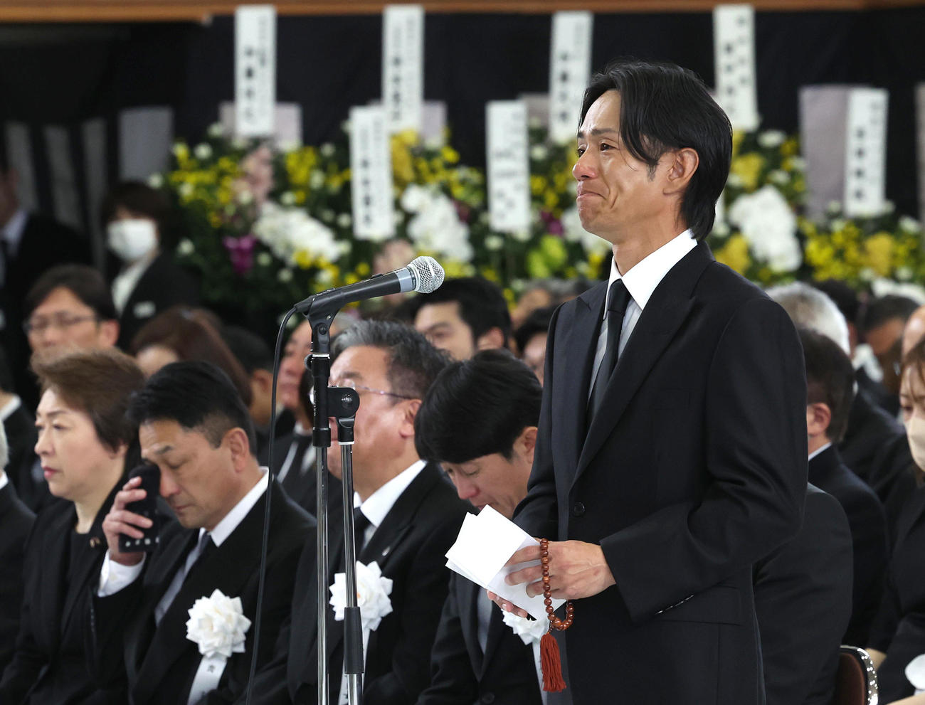 故藤岡康騎手の合同葬で涙を流しながら弔辞を述べる浜中騎手