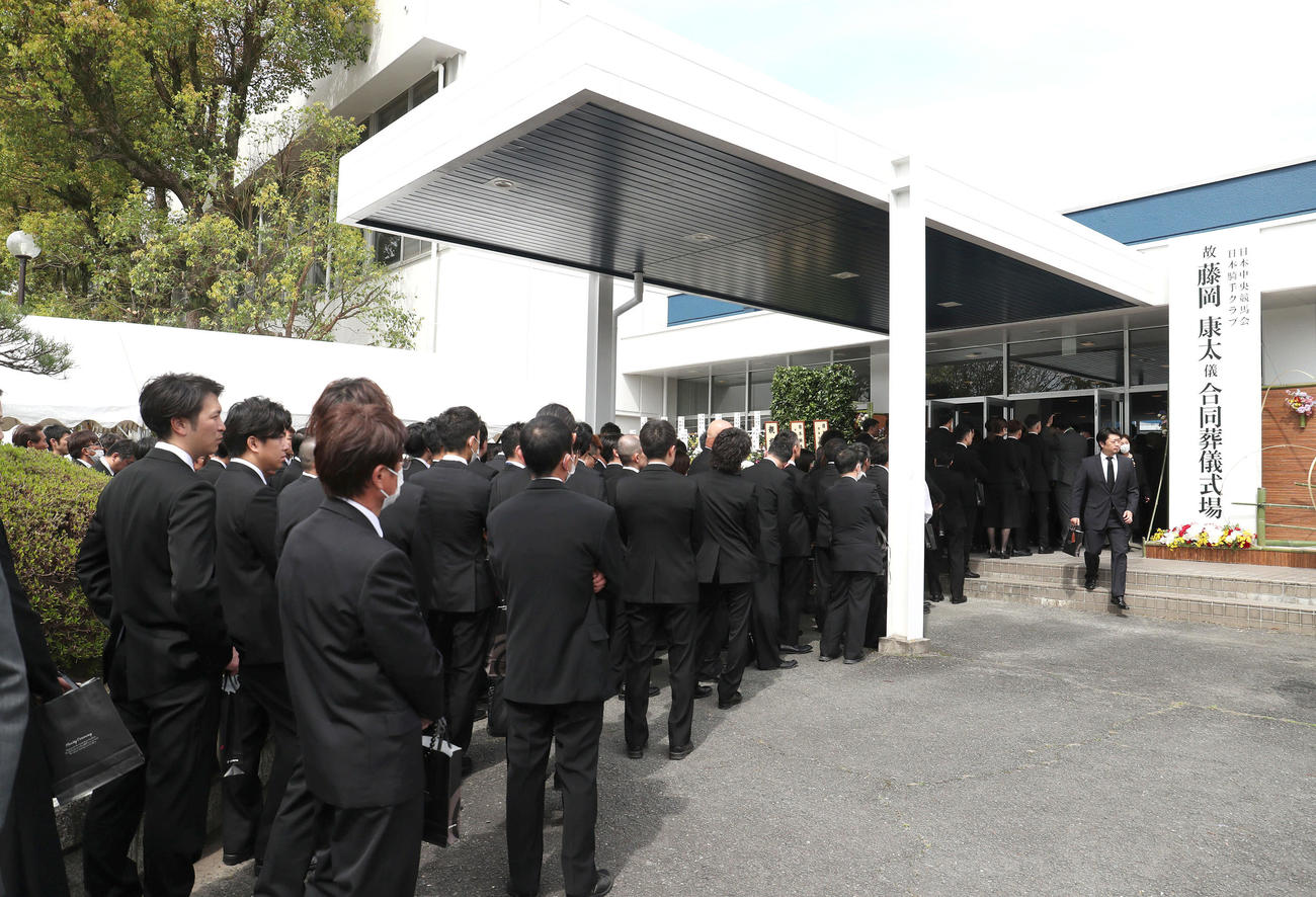 故藤岡康騎手の合同葬で焼香に並ぶ参列者（撮影・白石智彦）