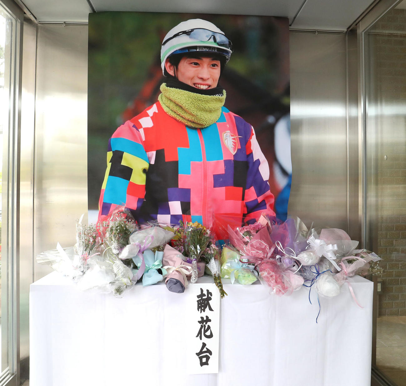 トレセン事務所に設置された故藤岡康騎手のファン向けの献花台（撮影・白石智彦）