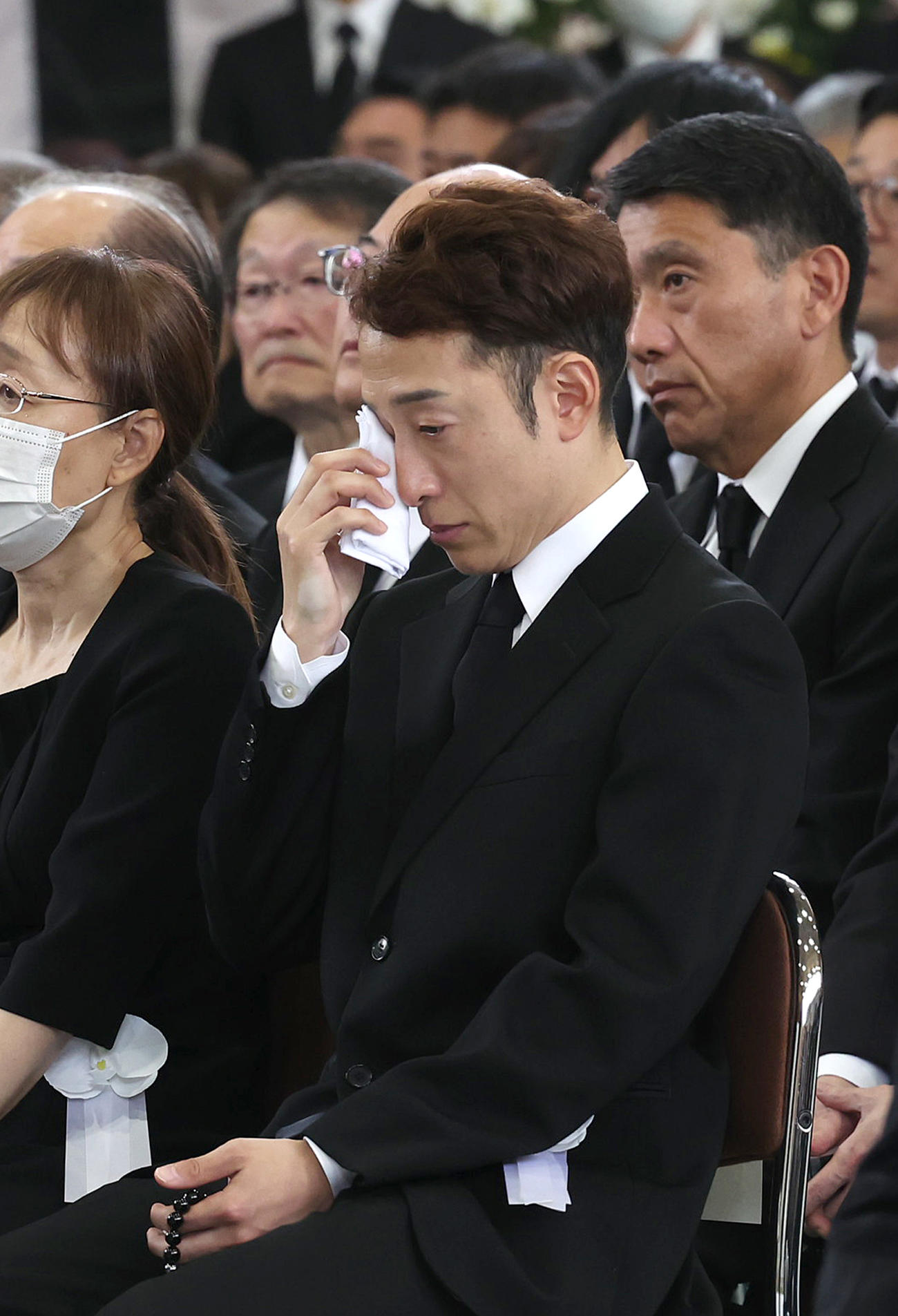 故藤岡康騎手の合同葬でハンカチで目頭を押さえる兄の藤岡佑騎手