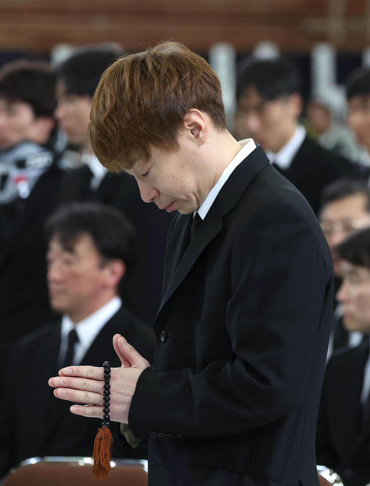 故藤岡康騎手の合同葬で焼香台の前で合掌する池添騎手（撮影・白石智彦）