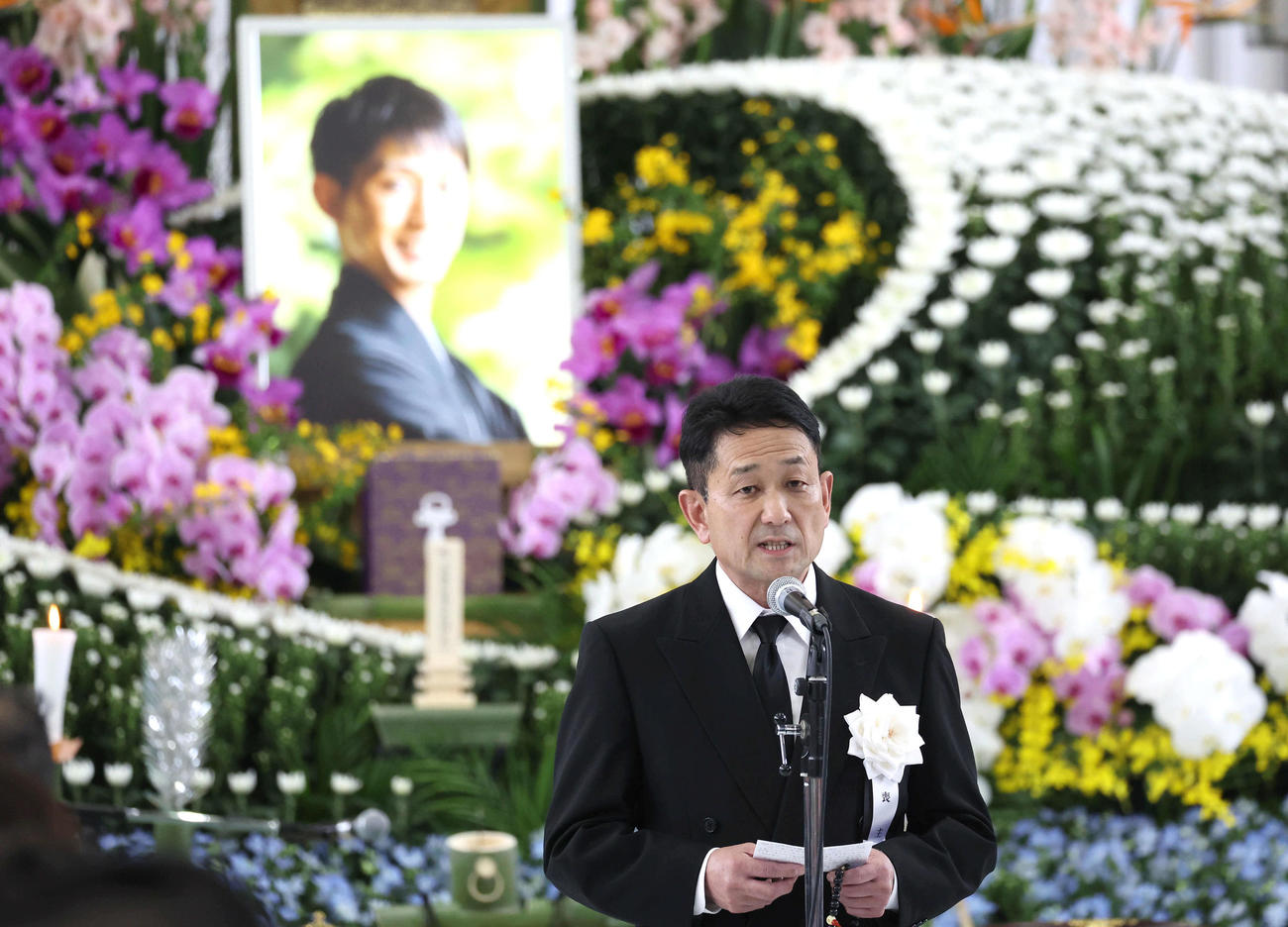 故藤岡康騎手の合同葬であいさつする父の藤岡師（撮影・白石智彦）