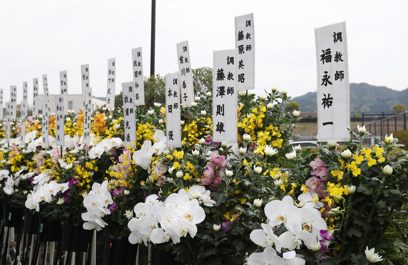 故藤岡康騎手の合同葬で調教師から贈られた花（撮影・白石智彦）