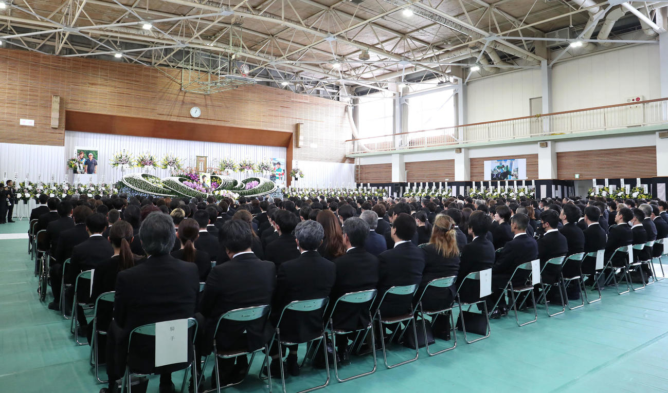 故藤岡康騎手の合同葬に参列する関係者（撮影・白石智彦）