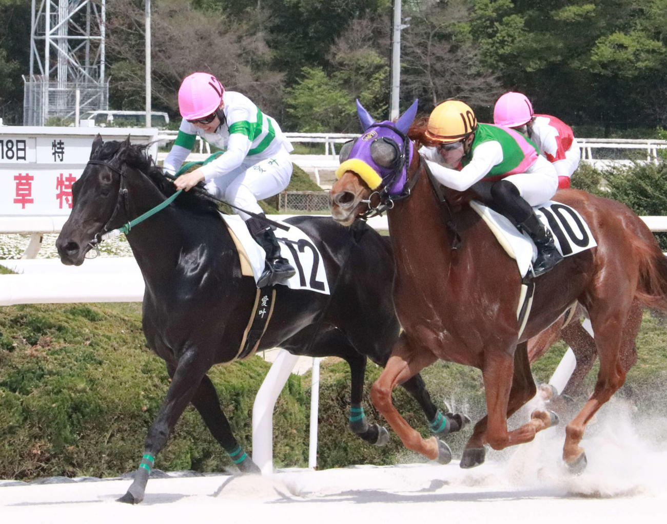 16日の園田競馬5Rで初勝利を挙げた高橋愛叶騎手（内）