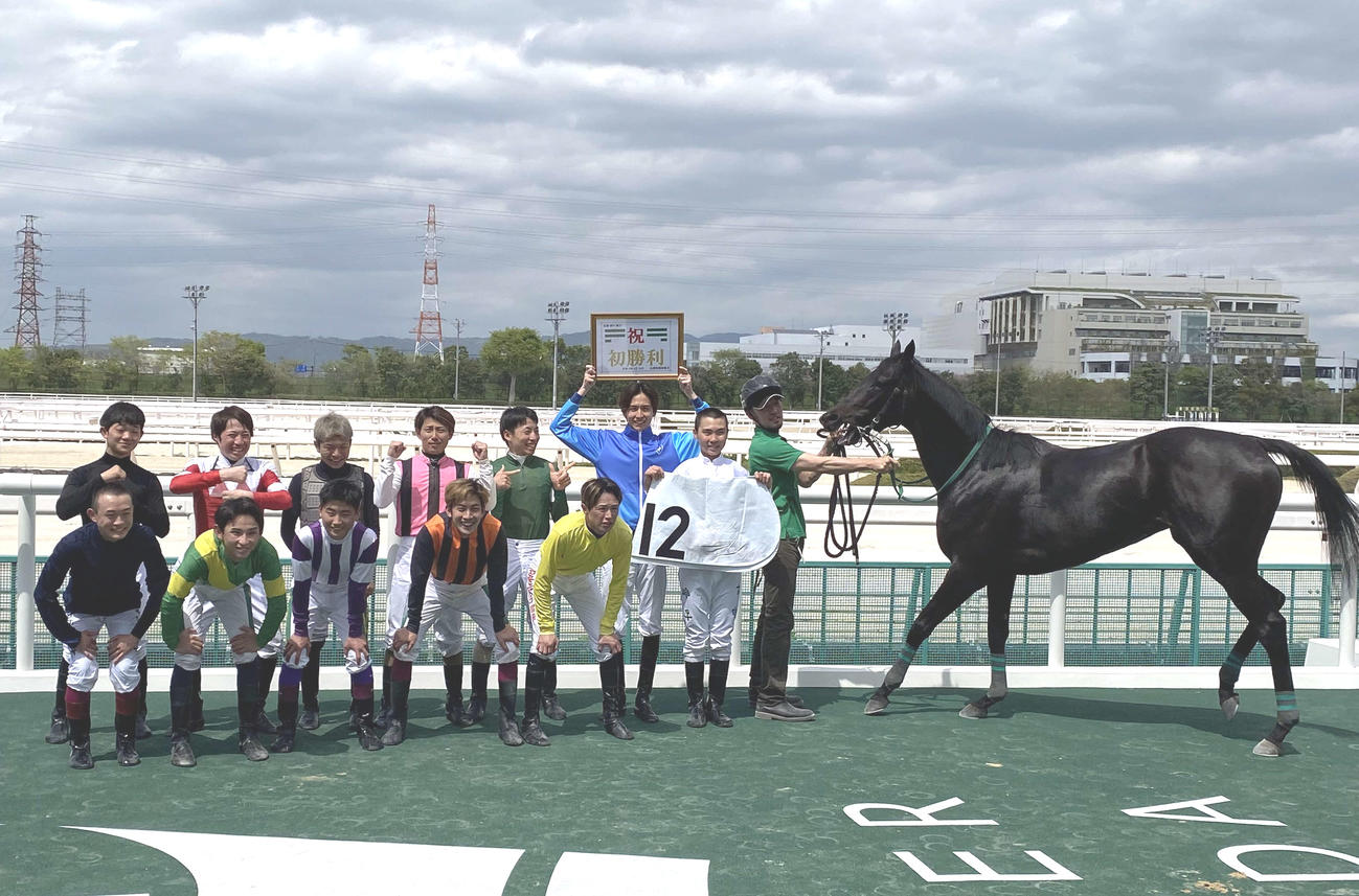 初勝利を挙げた高橋愛叶騎手（前列右）