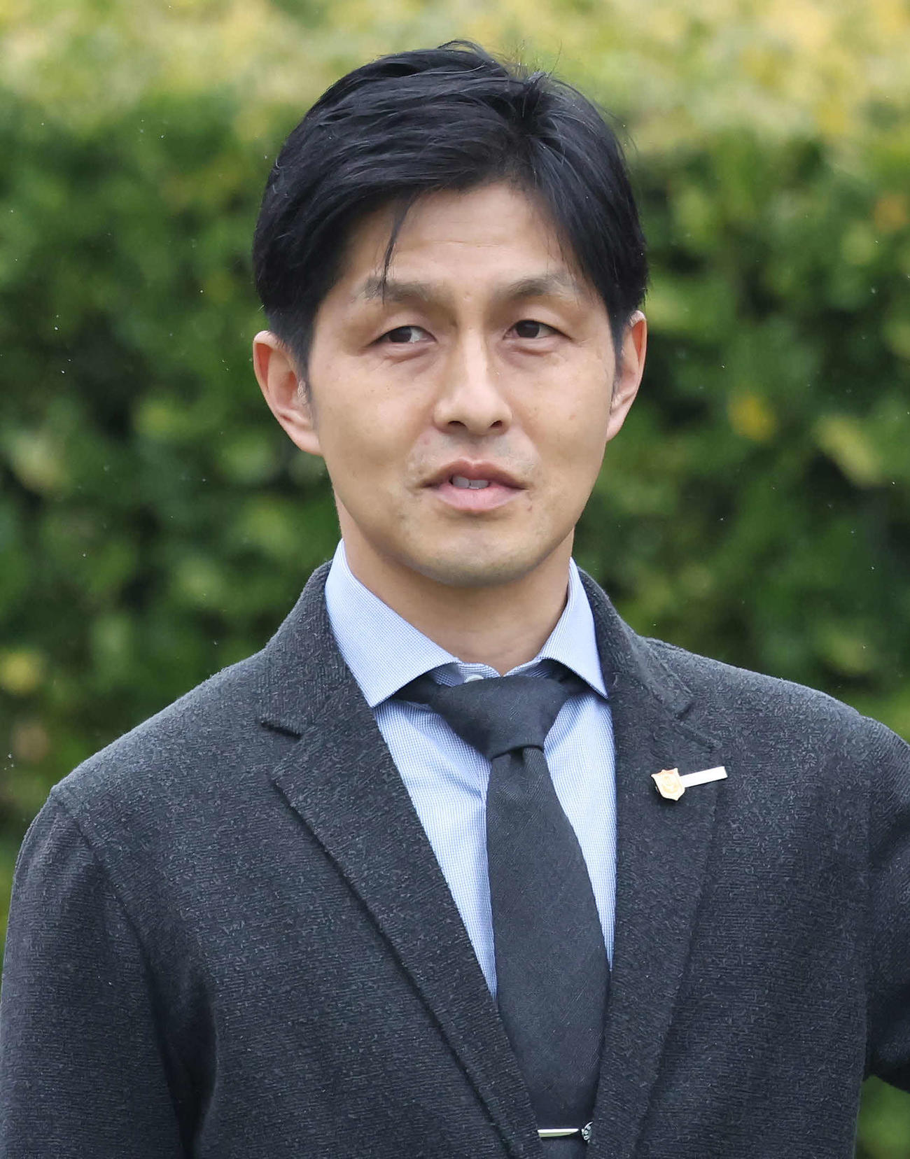 高柳大輔調教師（24年3月撮影）