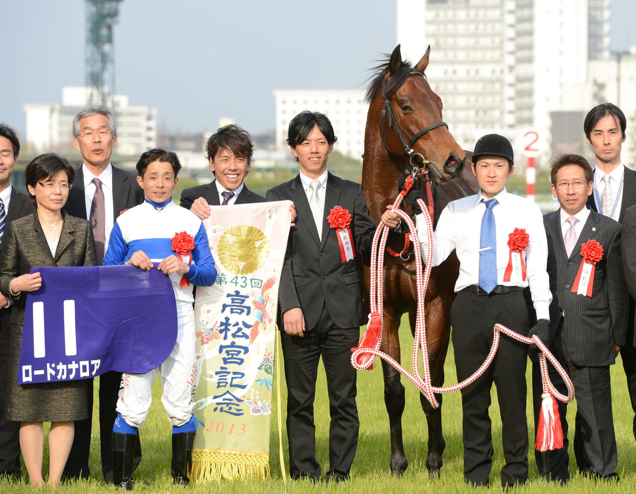 13年の高松宮記念を制したロードカナロアと安田隆行調教師（右から2人目）