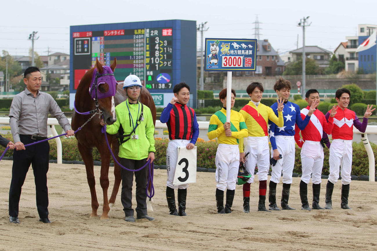 浦和2Rをリッキーマキアートで勝ち地方競馬通算3000勝を達成した吉原寛人騎手（右から6人目）