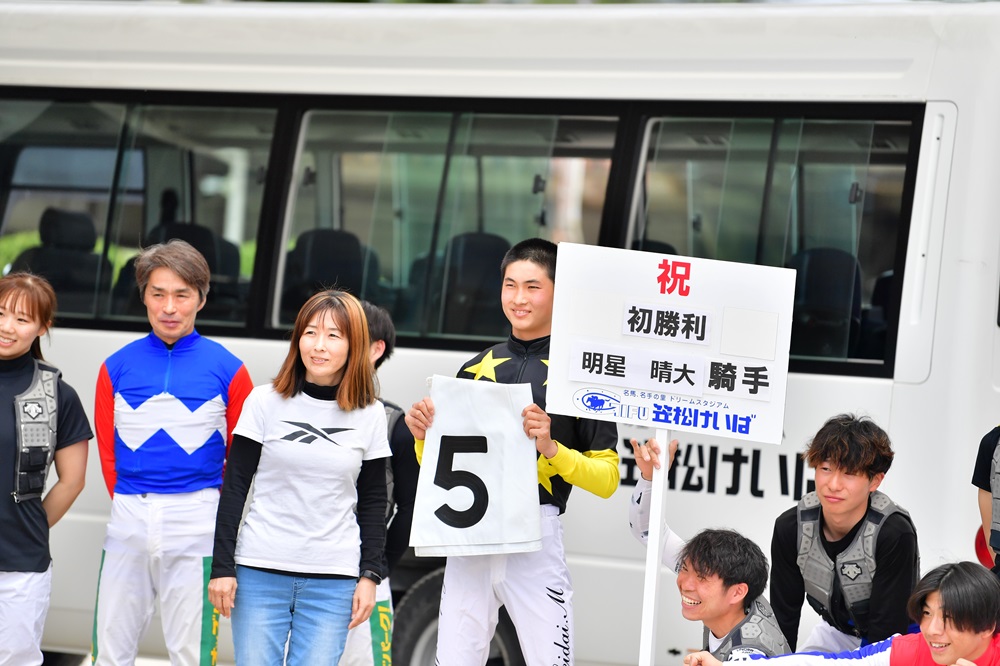 笠松3Rで初勝利を挙げてゼッケンを持つ明星晴大騎手（4月18日、笠松競馬場）