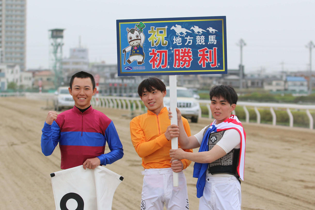 浦和9Rをエレガントジュエリで制し初勝利を挙げた浦和の千野稜真騎手（左）