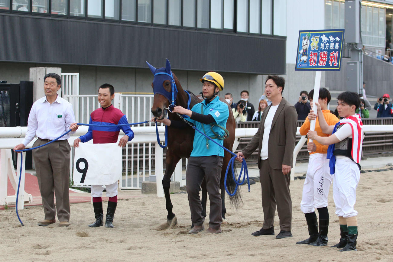18日の浦和9Rをエレガントジュエリで勝ち初勝利を挙げた浦和の千野稜真騎手（左から2人目）