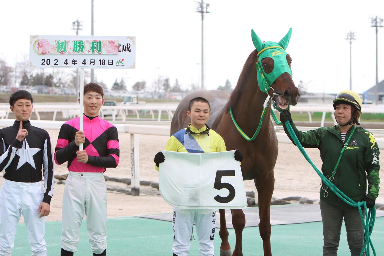 エンルム岬賞をクールギブスで制し初勝利の藤田騎手（左から3人目）（撮影・奥村晶治）