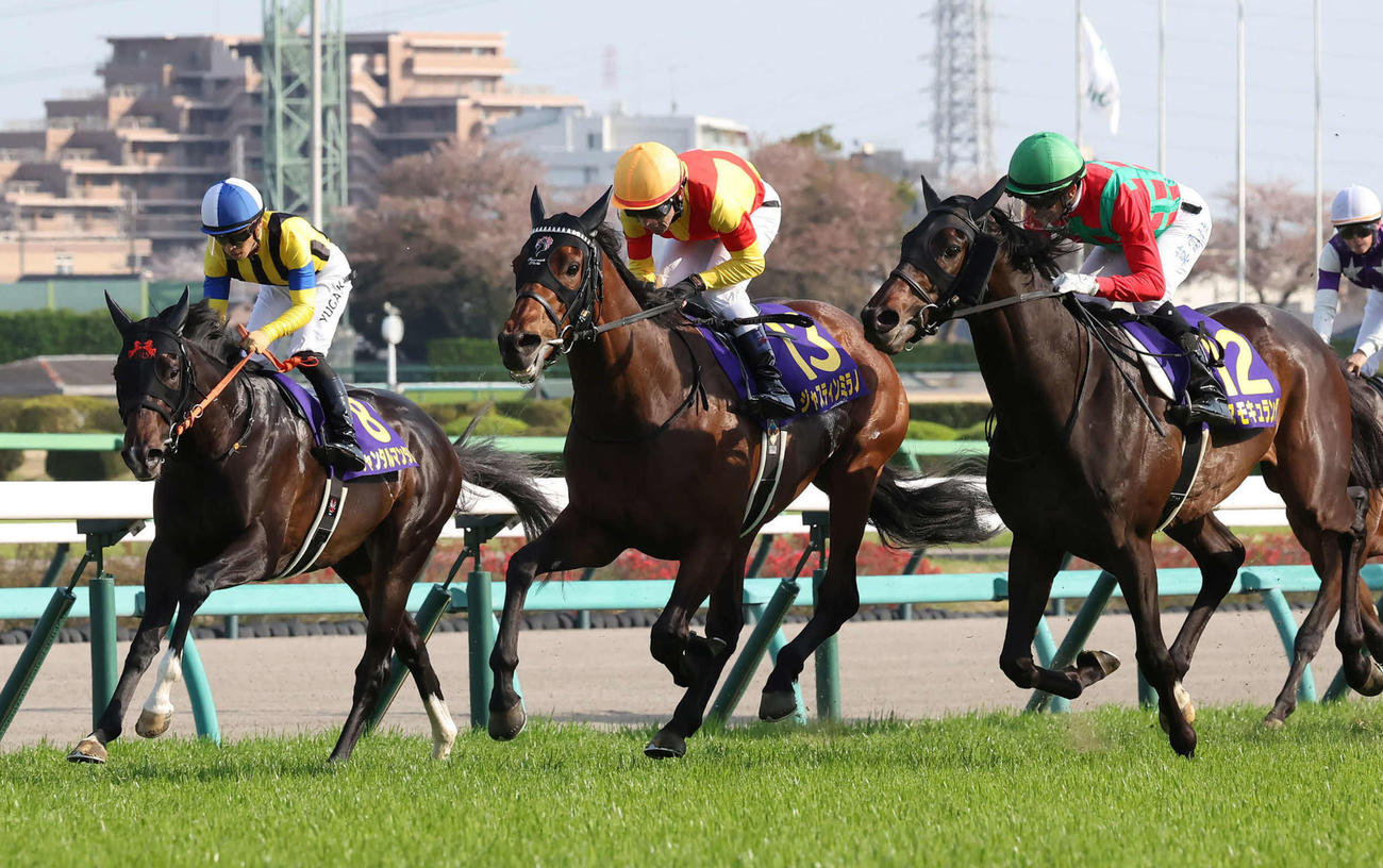 皐月賞を制したジャスティンミラノ（中央）