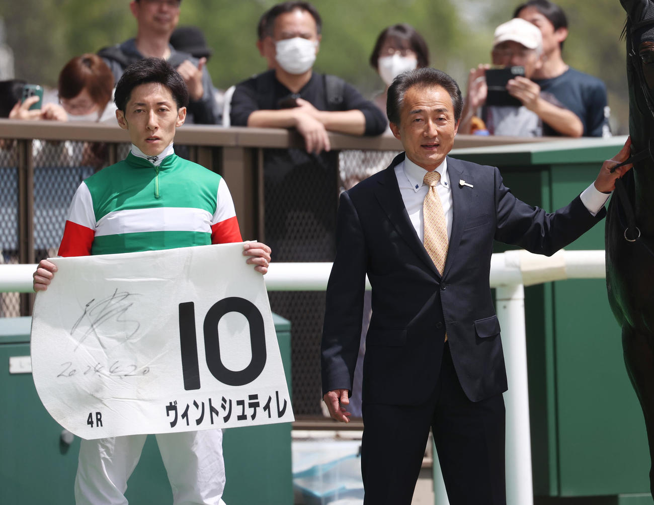 ヴィントシュティレの津村明秀騎手（左）と古賀慎明調教師（撮影・柴田隆二）