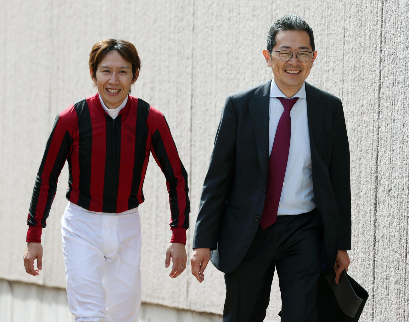 新緑賞を制したリアレストの田辺騎手（左）と尾関調教師（撮影・柴田隆二）